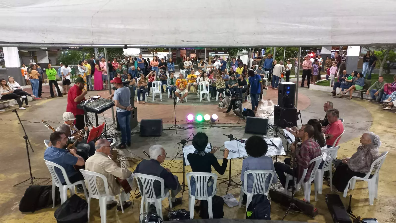 23 de Outubro: roda de choro atrai público para a Praça Cesário Alvim